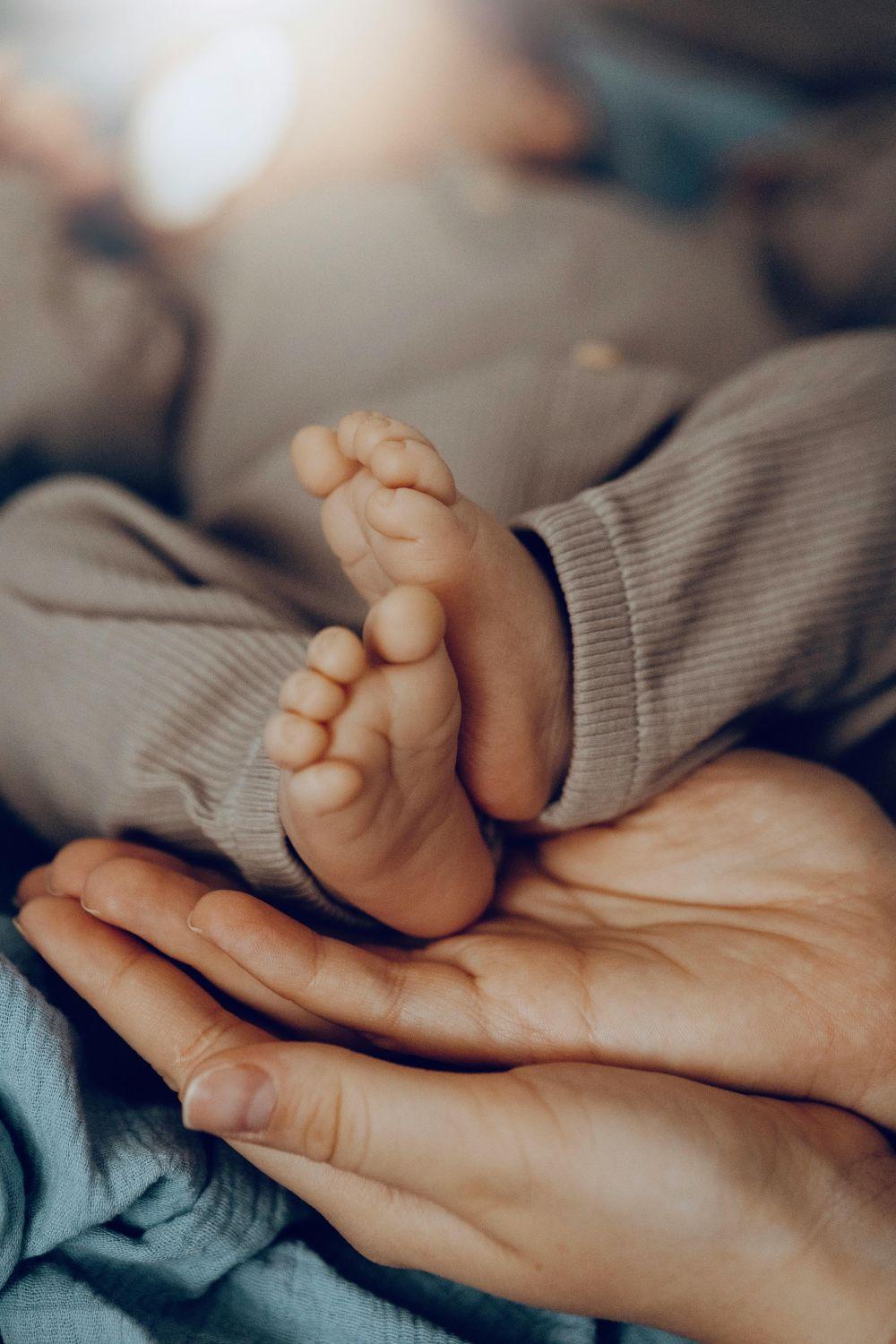 Babies fet in adult hands Pexels alena evseenko 660538512 32894058